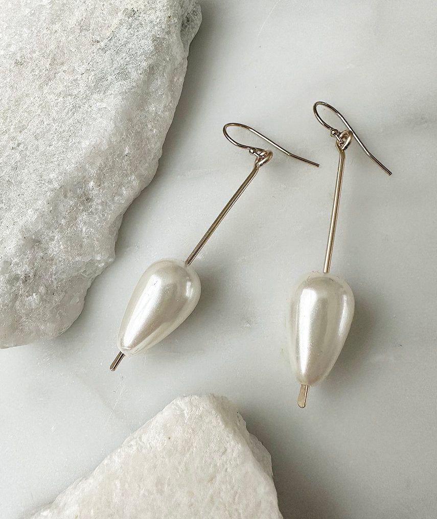 Large teardrop 2025 pearl earrings